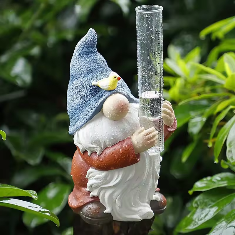 Soraya - Statue de jardin charmante de gnome avec pluviomètre en résine pour une décoration de jardin enchanteresse