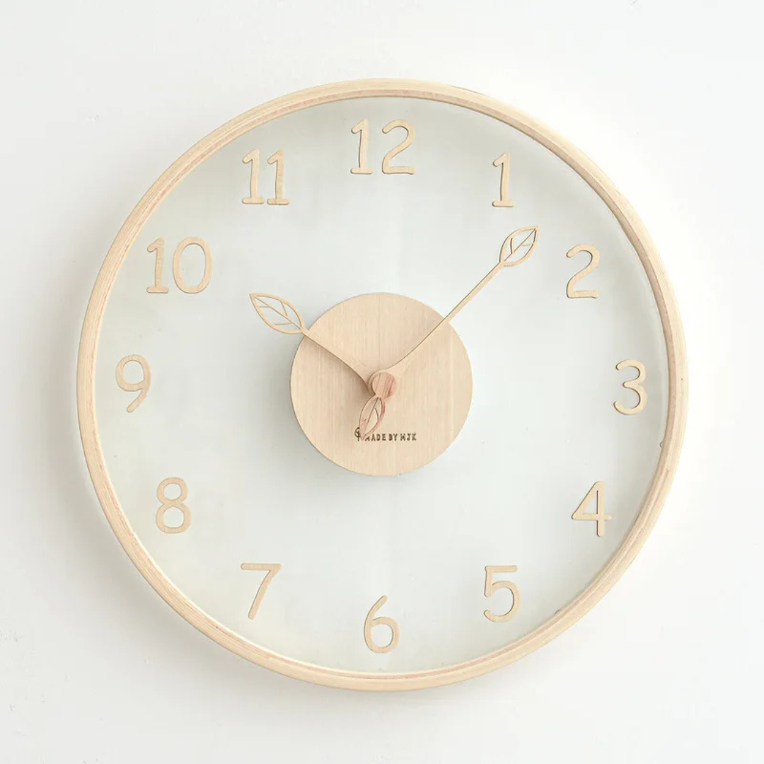 Metron - Horloge murale en bois élégante avec finition en verre chic