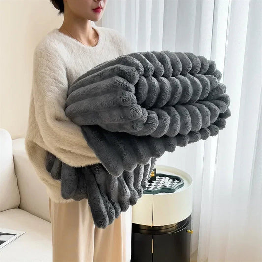 Confort ultime : Couverture en polaire douce et chaude avec un motif à carreaux douillet pour les journées d'automne confortables et les soirées d'hiver