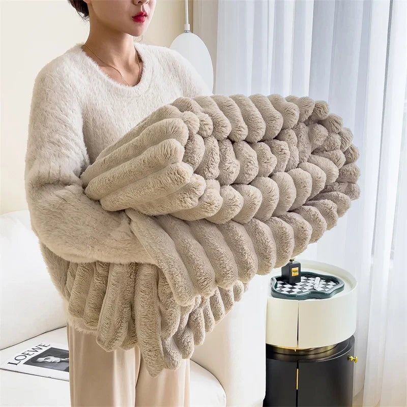 Confort ultime : Couverture en polaire douce et chaude avec un motif à carreaux douillet pour les journées d'automne confortables et les soirées d'hiver