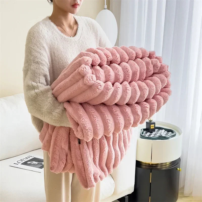 Confort ultime : Couverture en polaire douce et chaude avec un motif à carreaux douillet pour les journées d'automne confortables et les soirées d'hiver