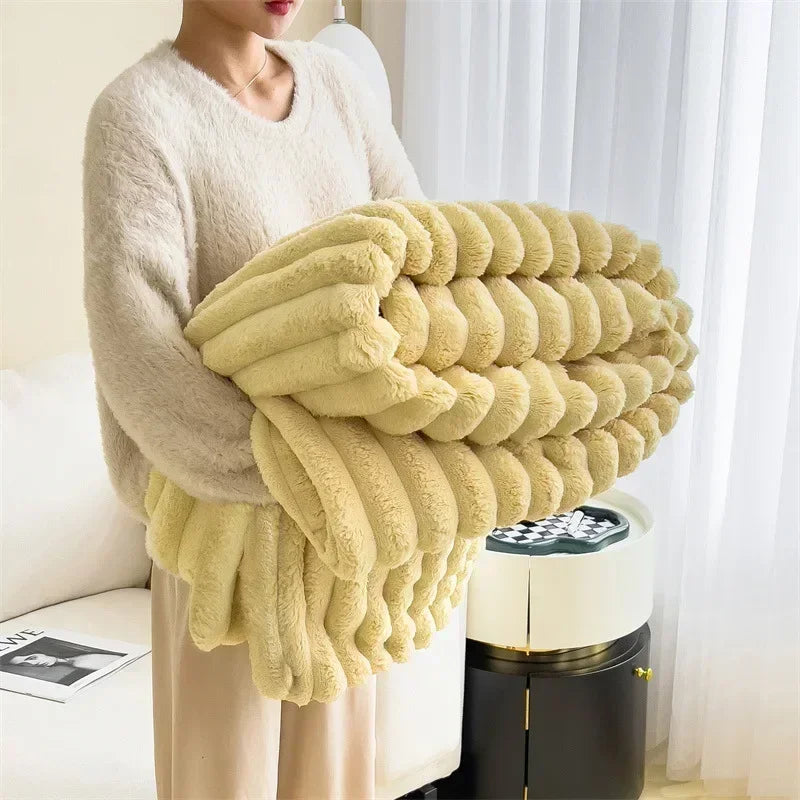 Confort ultime : Couverture en polaire douce et chaude avec un motif à carreaux douillet pour les journées d'automne confortables et les soirées d'hiver