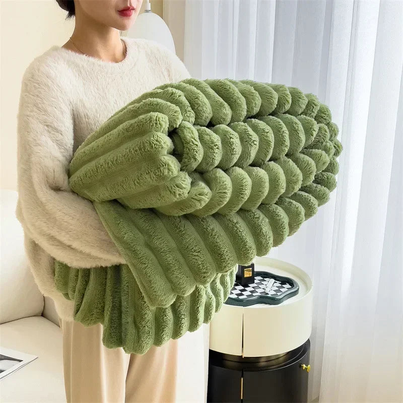 Confort ultime : Couverture en polaire douce et chaude avec un motif à carreaux douillet pour les journées d'automne confortables et les soirées d'hiver