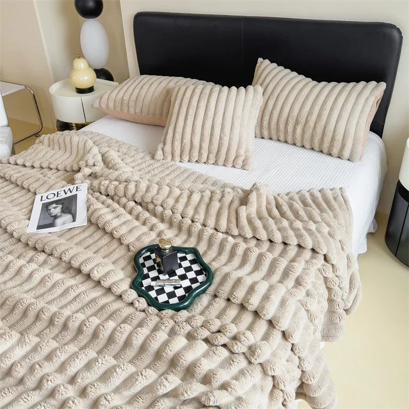 Confort ultime : Couverture en polaire douce et chaude avec un motif à carreaux douillet pour les journées d'automne confortables et les soirées d'hiver
