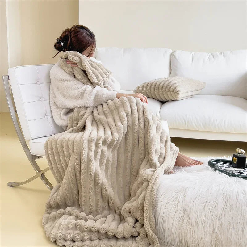 Confort ultime : Couverture en polaire douce et chaude avec un motif à carreaux douillet pour les journées d'automne confortables et les soirées d'hiver
