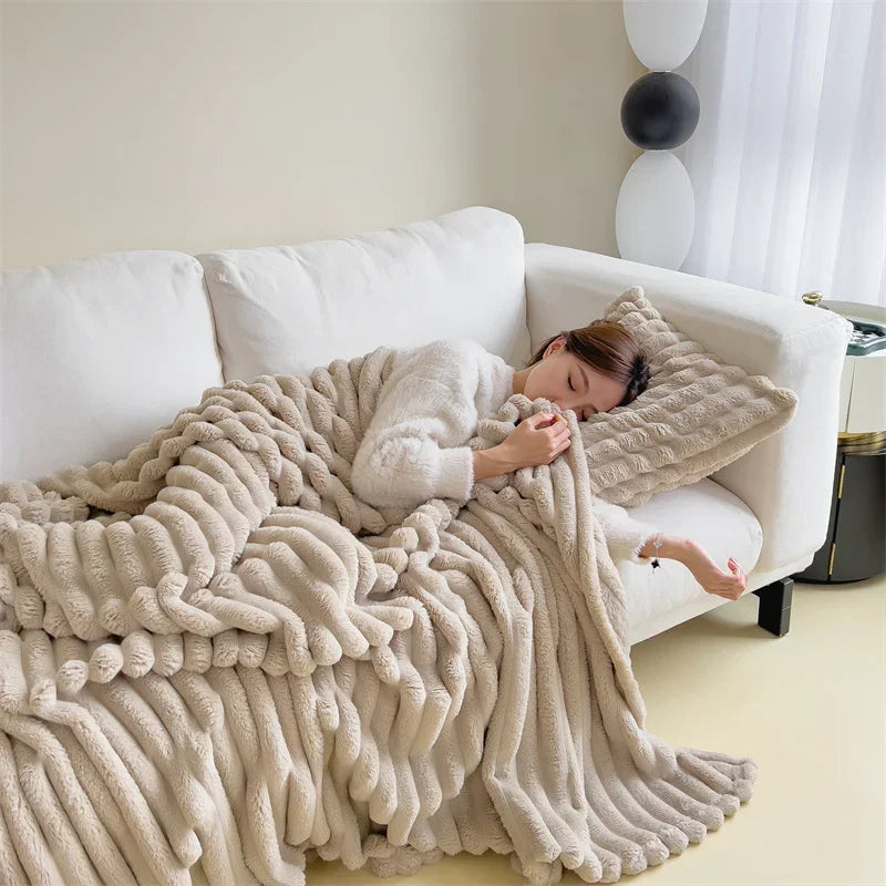 Confort ultime : Couverture en polaire douce et chaude avec un motif à carreaux douillet pour les journées d'automne confortables et les soirées d'hiver