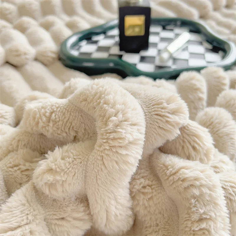 Confort ultime : Couverture en polaire douce et chaude avec un motif à carreaux douillet pour les journées d'automne confortables et les soirées d'hiver