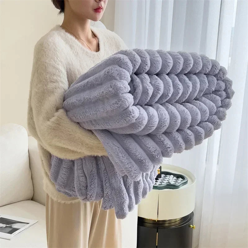 Confort ultime : Couverture en polaire douce et chaude avec un motif à carreaux douillet pour les journées d'automne confortables et les soirées d'hiver