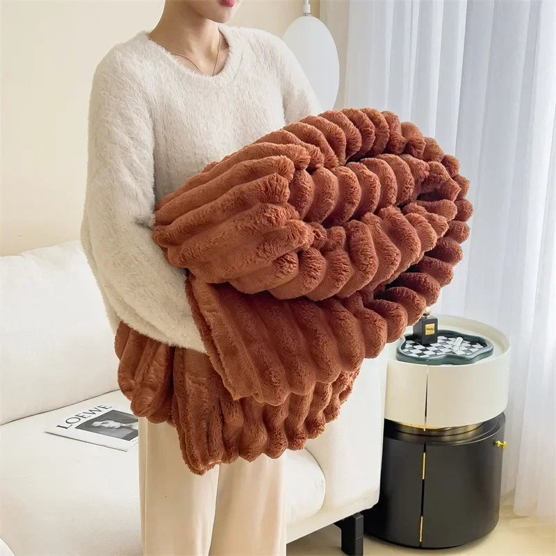 Confort ultime : Couverture en polaire douce et chaude avec un motif à carreaux douillet pour les journées d'automne confortables et les soirées d'hiver