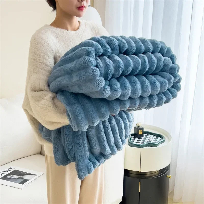 Confort ultime : Couverture en polaire douce et chaude avec un motif à carreaux douillet pour les journées d'automne confortables et les soirées d'hiver