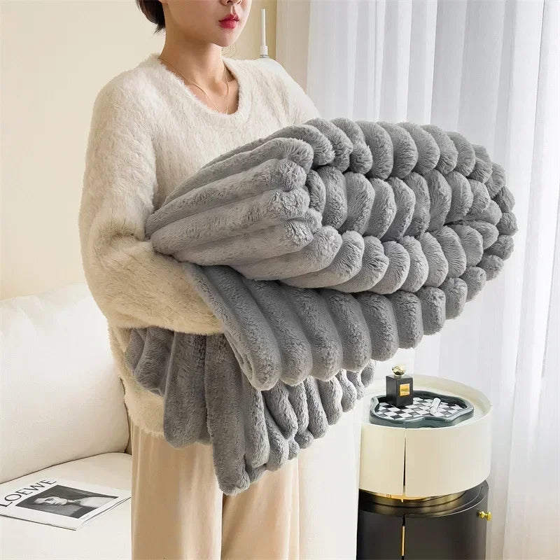 Confort ultime : Couverture en polaire douce et chaude avec un motif à carreaux douillet pour les journées d'automne confortables et les soirées d'hiver