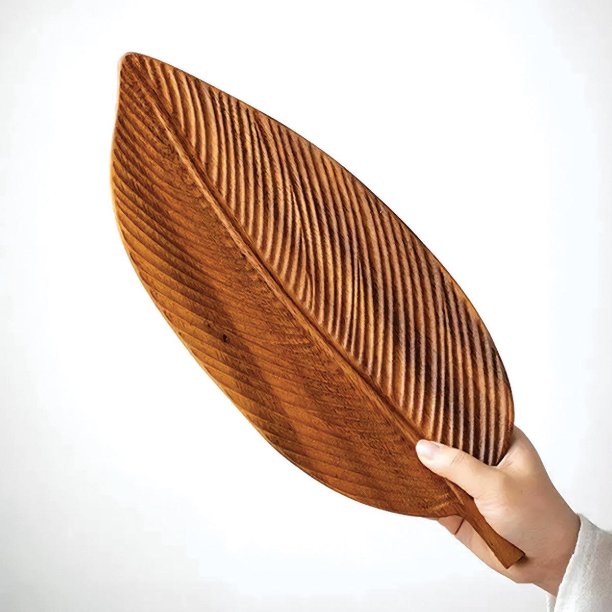 Bol en bois de noyer foncé avec des feuilles