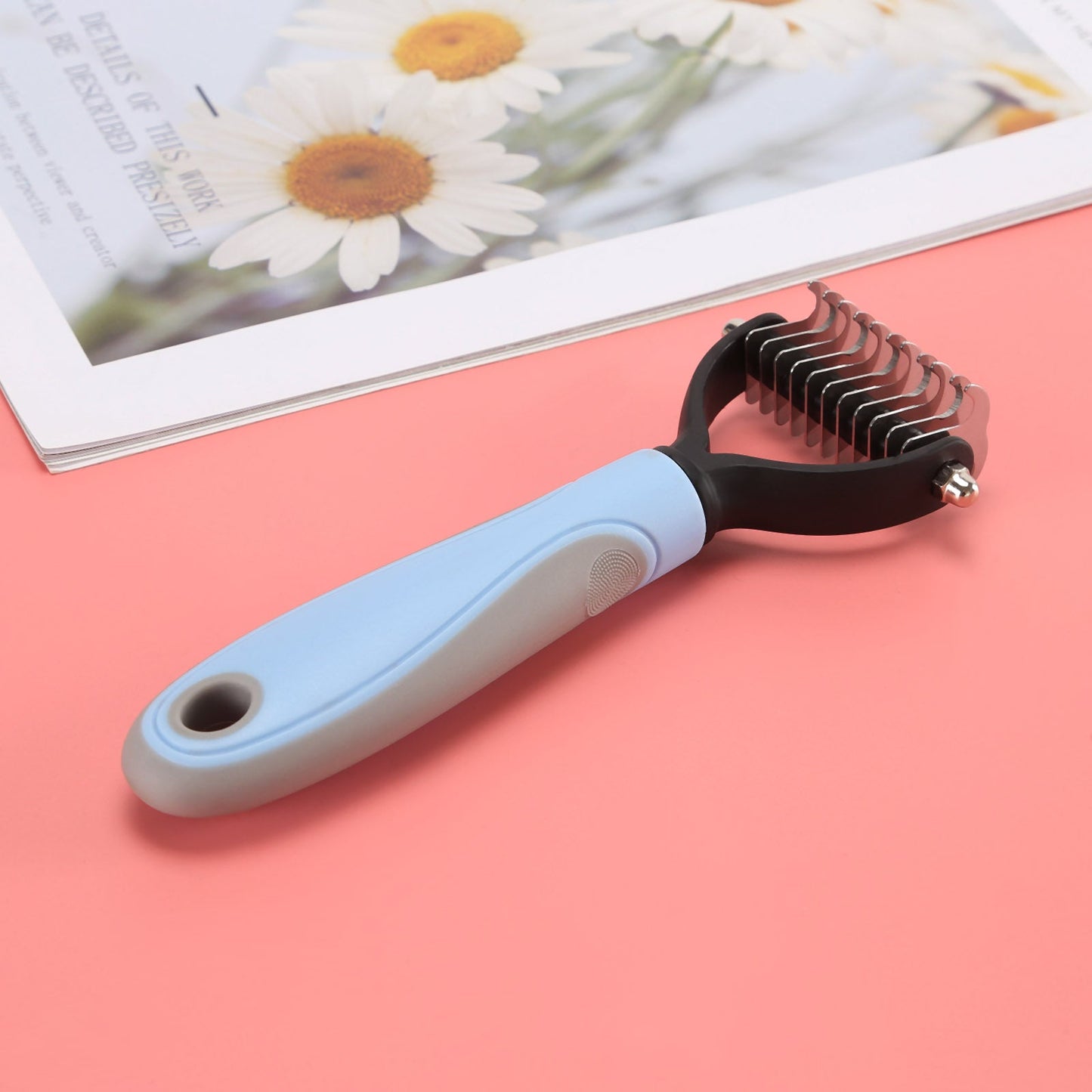 Brosse pour pelage animal avec effet apaisant et élimination efficace des poils