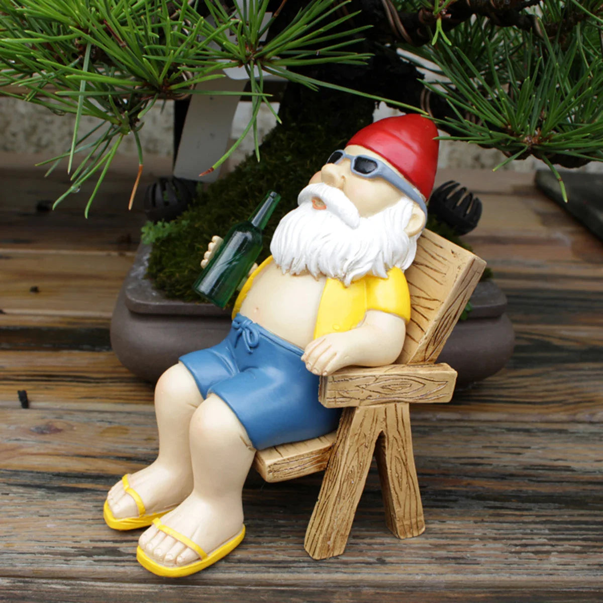 Drusiana - Statue de gnome charmant pour bronzer en résine avec chaise longue de luxe pour décoration de jardin enchanteresse