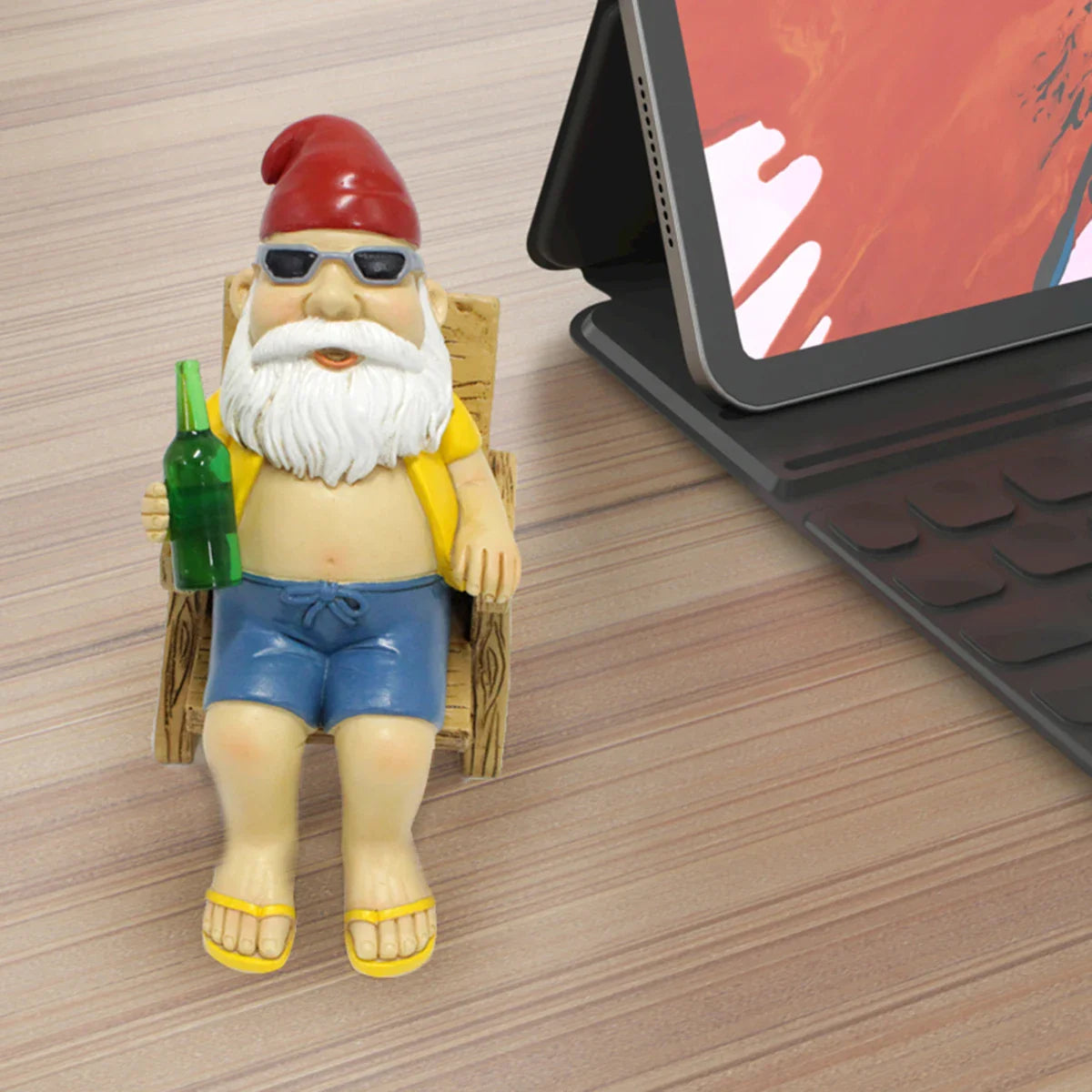 Drusiana - Statue de gnome charmant pour bronzer en résine avec chaise longue de luxe pour décoration de jardin enchanteresse