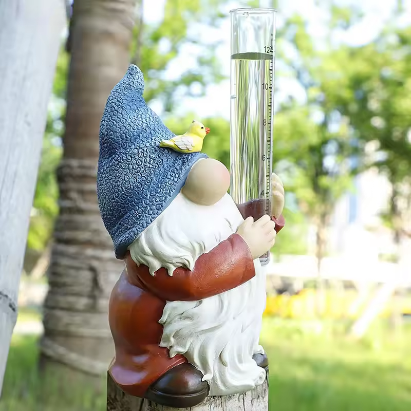 Soraya - Statue de jardin charmante de gnome avec pluviomètre en résine pour une décoration de jardin enchanteresse
