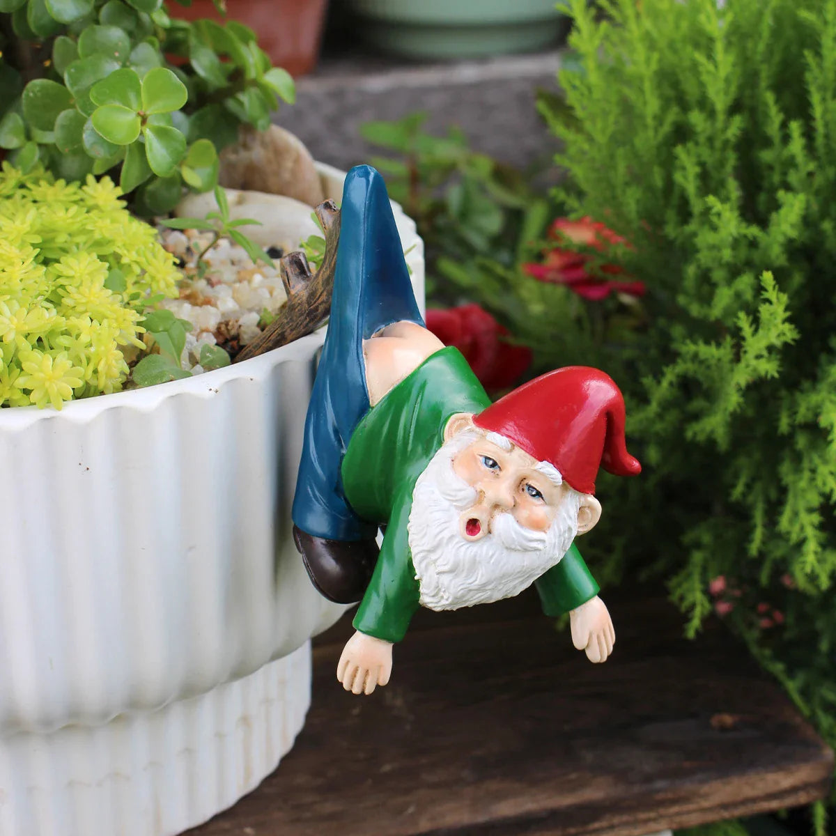 Petronia - Suspension de pot de fleurs nain mignon en résine avec pantalon sur une branche pour décoration de jardin ludique