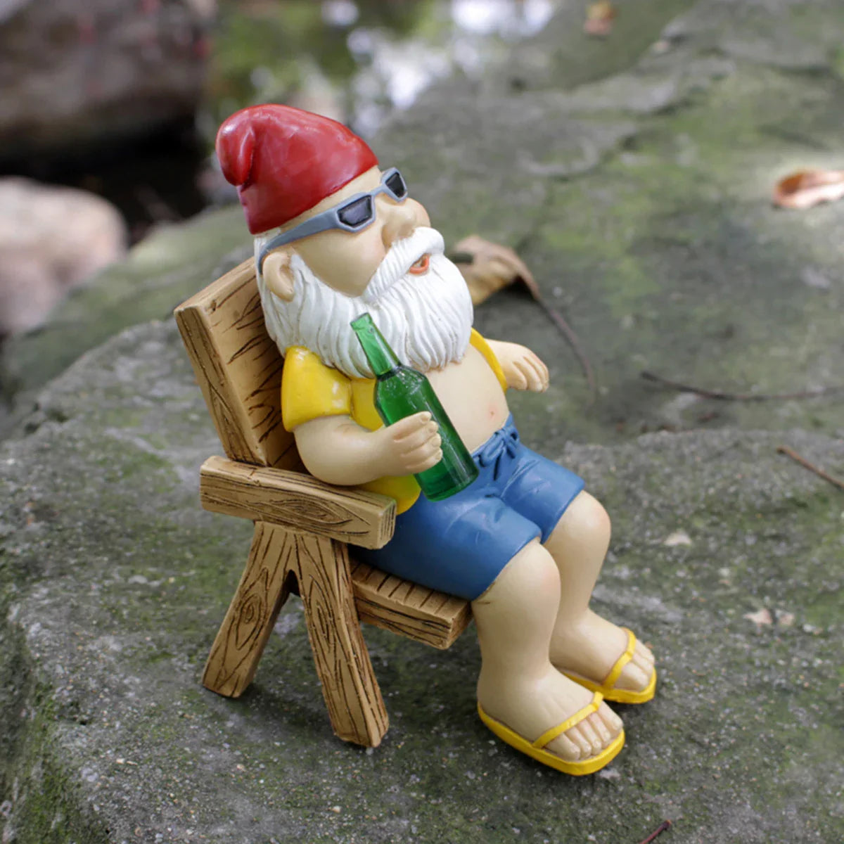 Drusiana - Statue de gnome charmant pour bronzer en résine avec chaise longue de luxe pour décoration de jardin enchanteresse