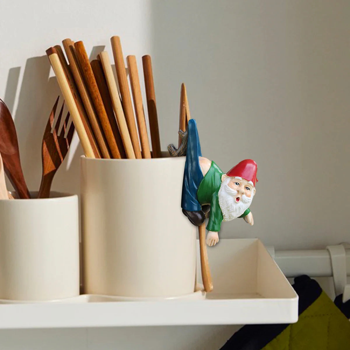 Petronia - Suspension de pot de fleurs nain mignon en résine avec pantalon sur une branche pour décoration de jardin ludique