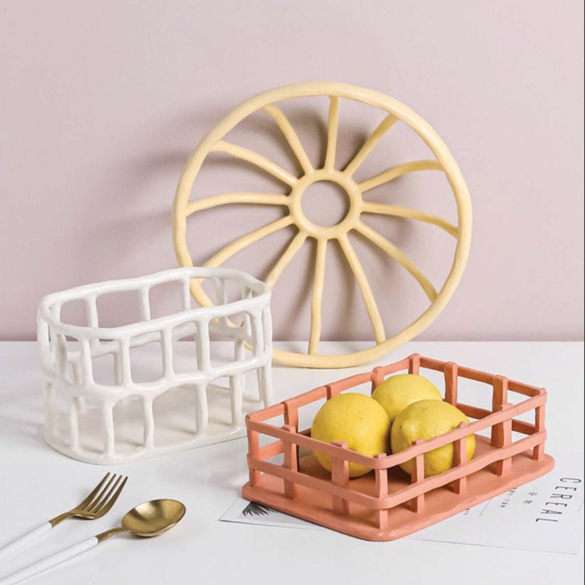 Bol à fruits en résine élégant et sculpté pour une présentation raffinée