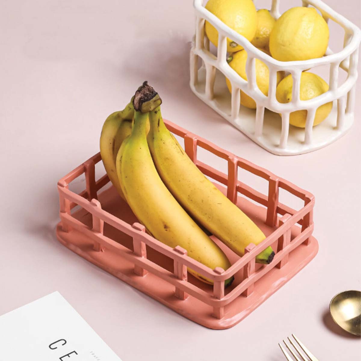 Bol à fruits en résine élégant et sculpté pour une présentation raffinée