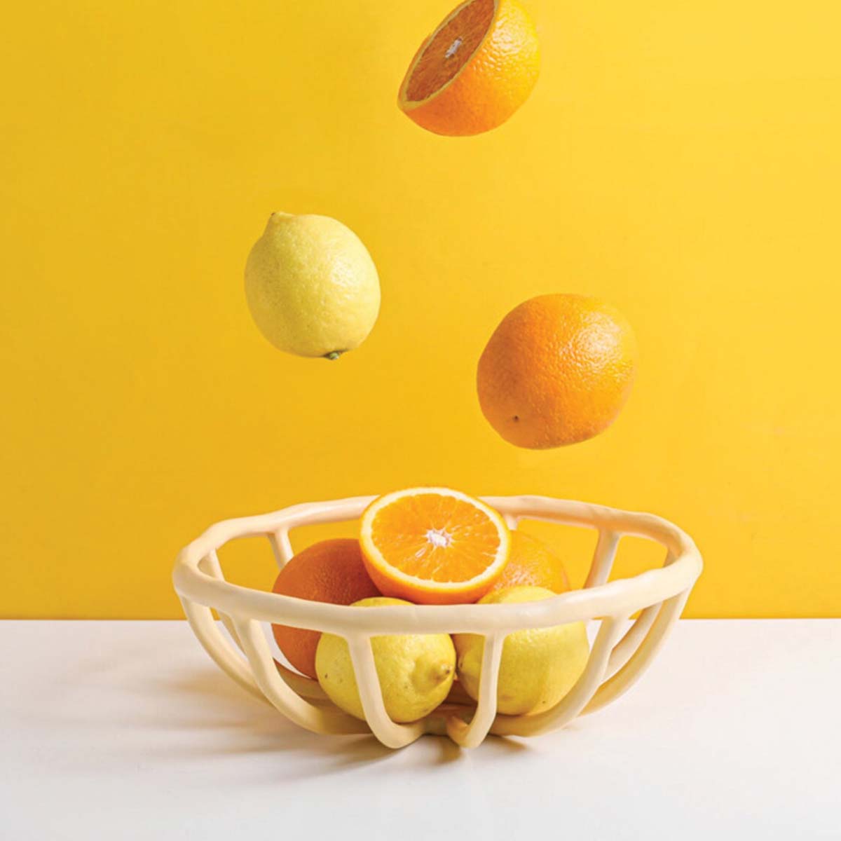 Bol à fruits en résine élégant et sculpté pour une présentation raffinée