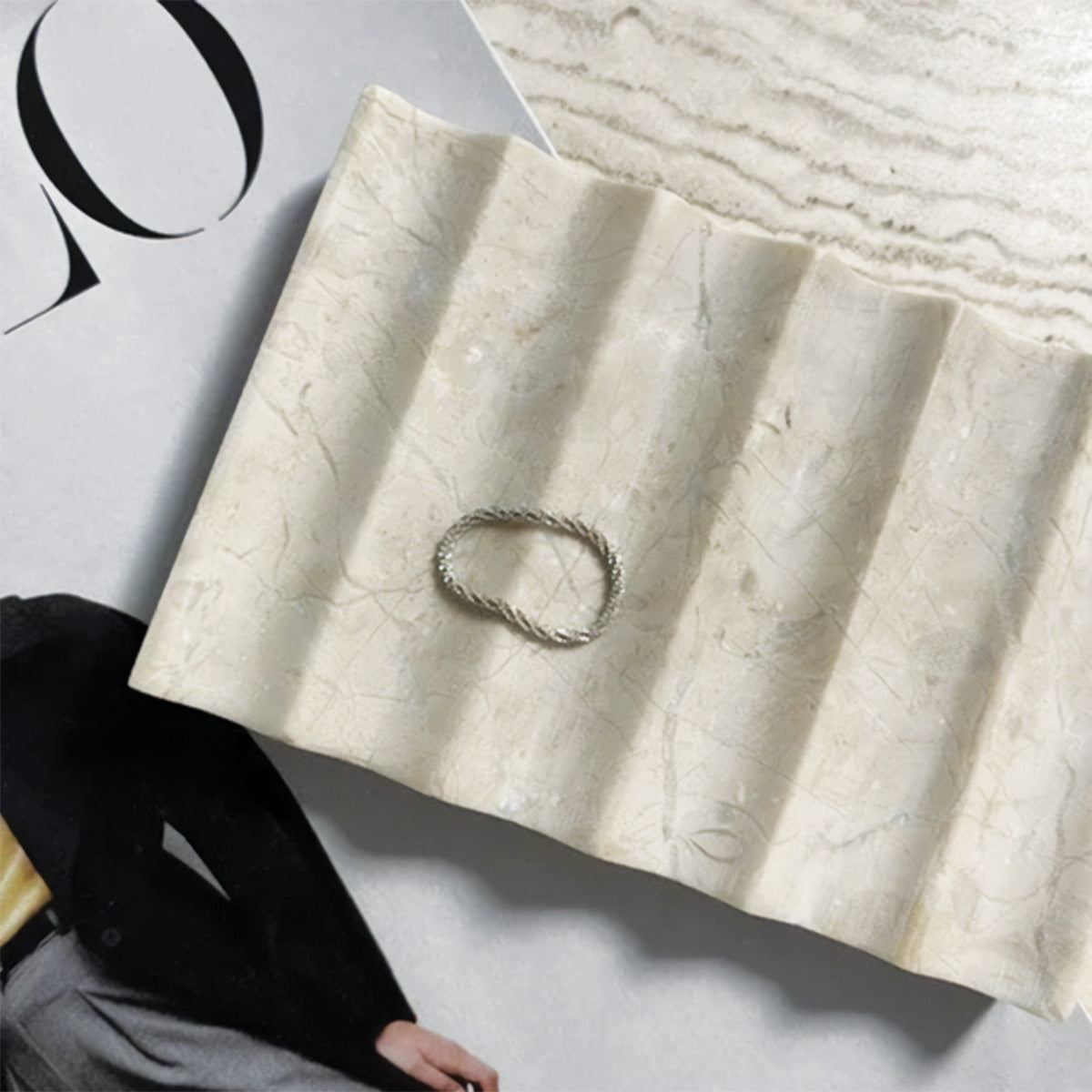 Plateau Élégant en Pierre Cannelée | Design Raffiné en Pierre Naturelle pour une Décoration Intérieure Sophistiquée